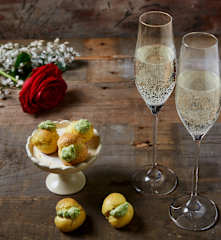 Bignè salati con crema di piselli