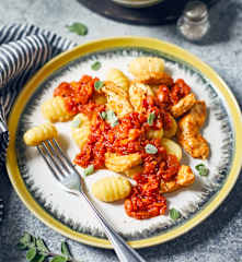 Gnocchi z kurczakiem w sosie pomidorowym