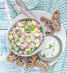 Salade de pomme de terre, pois gourmands, jambon et oignon rouge