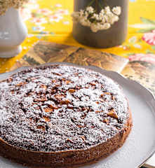 Torta di pane, frutta e farina di castagne