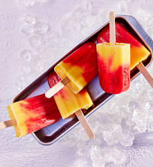 Marmorierte Erdbeer-Mango-Popsicles