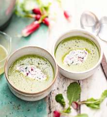 Velouté de fanes de radis, quenelle au chèvre frais