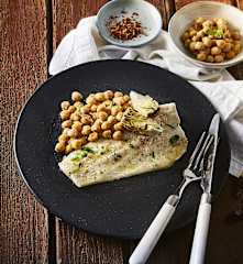 Filetto di branzino con carciofi e ceci