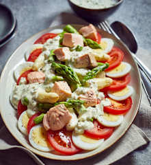 Eier-Spargel-Salat mit Lachs und Senfsauce
