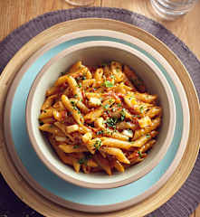 Penne alle erbe aromatiche e pomodori secchi