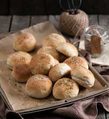 Drożdżowe bułeczki z za'atarem