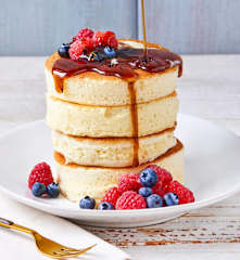 Souffle pancakes with berries
