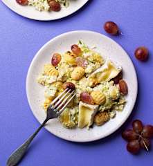 Ñoquis con Camembert y uvas