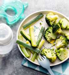 Dampfgegarter Brokkoli und Zucchini