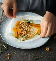 Orata al cartoccio con zucca e frutta secca