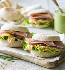 Bocadillo de pan sin horno con ensalada de huevo