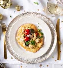 Papadams con verduras confitadas y salsa de yogur al curry