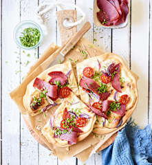Flammkuchen mit Ziegenkäse und Pastrami