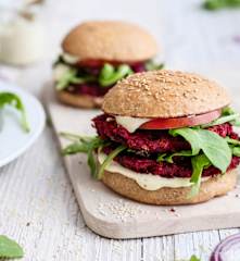 Buns integrali con burger di barbabietole