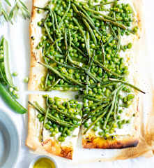 Pizza aux légumes verts, herbes et ricotta