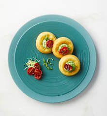 Mini savarin con crema di rucola e pomodorini confit
