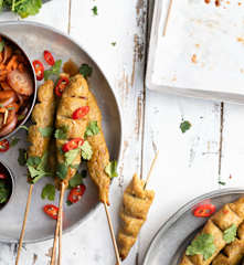 Satay de pollo al estilo balinés con verduras encurtidas
