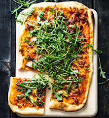 Pizza veggie aux tomates, artichauts, mozzarella et roquette