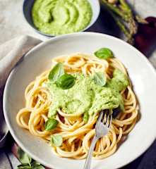 Grünes Spargelpesto