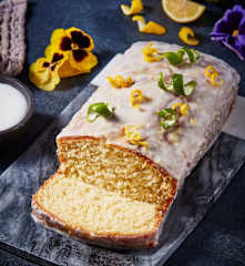 Panqué cítrico de nata con glaseado de limón