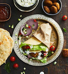 Pane arabo con falafel e salsa yogurt