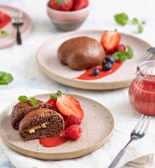 Czekoladowe pampuchy z białą czekoladą i sosem truskawkowym