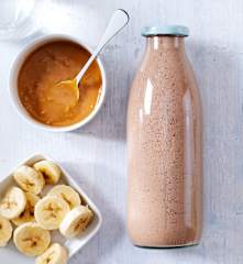 Schoko-Erdnuss-Proteinshake mit Chia