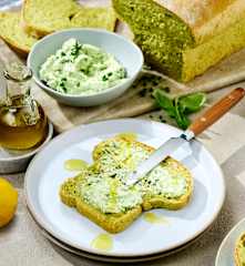 Basilikum-Toast mit Kräuterfrischkäse und Zitronenöl