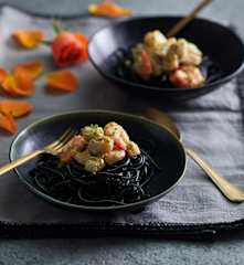 Esparguete negro com frutos do mar e molho de maracujá na Bimby Friend