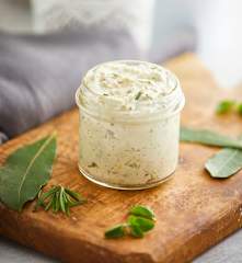Pesto di erbe aromatiche e burrata