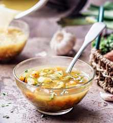 Bouillon de patates douces, poireau, piment d'Espelette et ail