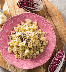 Farfalle filanti con radicchio, fontina e salsiccia