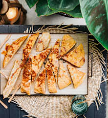 Tortilla aux pommes de terre, oignons, chorizo et fromage