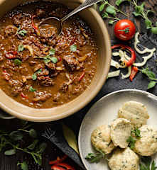 Hovězí guláš s kulatými houskovými knedlíky