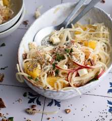 Spaghetti di mele in insalata con dressing agrumato