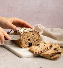 Żytni chleb pełnoziarnisty na zakwasie z suszonymi śliwkami