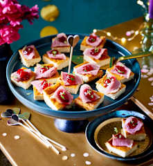 Herzhafter Käsekuchen mit Entenbrust und Preiselbeeren