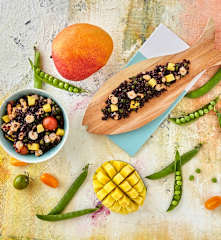Insalata di riso nero con gamberi, pomodorini e mango