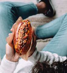 Hot dog au bœuf haché et sauce barbecue