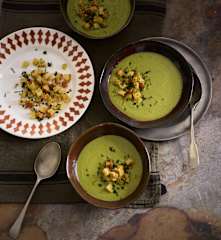Creme de espinafres, coco e curgete com croutons aromatizados