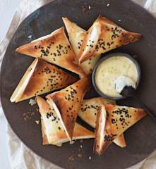 Empanaditas de masa filo con salmón y salsa de rábanos