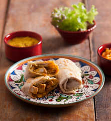 Tortille z kurczakiem i sosem curry