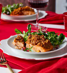 Weihnachts-Lachs mit Kruste und Joghurt-Granatapfel-Dressing