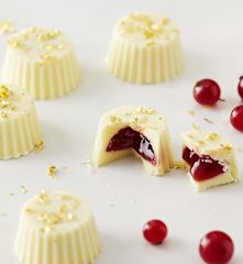Cioccolatini bianchi con cuore di frutti rossi