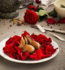 Quaglie ai petali di rosa (alla maniera de Come l'acqua per il cioccolato)