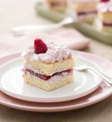 Pasteles de merengue y gelatina de frambuesa