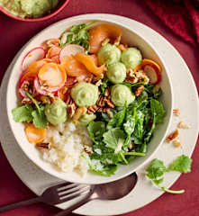 Winterliche Salatbowl mit Avocadocreme und Räucherlachs
