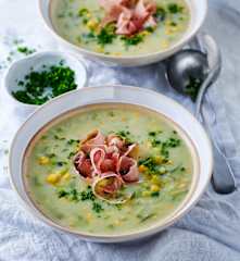 Porree-Mais-Suppe mit Schinken