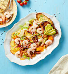 Insalata di mazzancolle con frutta e verdura a crudo