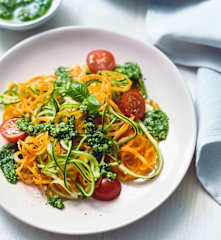 Bunte Gemüsenudeln mit Pesto